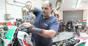 Fotos de mecànics en un taller de motos.  És per parlar del tancament de tallers durant la crisi.