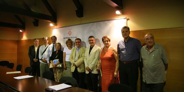 Fotografia de família del dia que es va signar l'acord de col·laboració per al desenvolupament del projecte Gesmopoli al Polígon Industrial del Segre. (autor: Paeria Lleida / data: 12/7/2006)